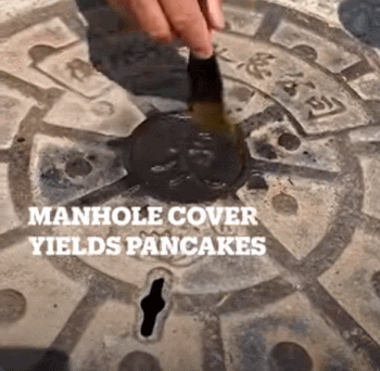 지난 10일 중국 동북부 허베이성에서 기온이 40도까지 올라가자 한 남성이 맨홀 뚜껑 위에 기름칠을 한 후 팬케이크를 완성했다. /영상=유튜브 채널 'trtworld'