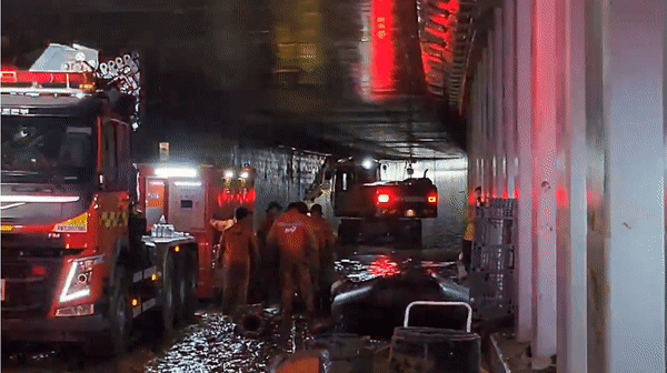 미호천 제방 유실로 침수된 충북 청주시 오송읍 궁평2지하차도에서 16일 밤 해양 경찰 등 구조대원들이 도보 수색을 하고 있다. /영상=공동취재단(뉴스1)