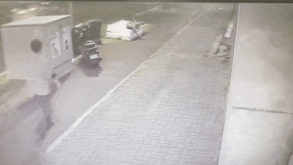 지난 12일 오후 제주의 한 길거리에서 취객 주머니에 있던 현금 180만원과 휴대전화를 훔친 50대가 경찰에 붙잡혔다. /영상제공=제주동부경찰서