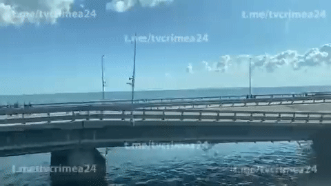 17일(현지시간) 새벽 3시쯤 크름 대교에서 거대한 폭발음이 들리며 사고가 발생해 2명이 사망하고 1명이 부상을 당했다. 러시아 측은 "우크라이나가 공격한 것"이라고 주장했다. /영상=러시아 온라인 매체 '인사이더'