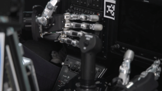 KAIST(한국과학기술원)이 개발한 휴머노이드 AI(인공지능) 로봇이 항공기 기어를 조작하는 모습. / 영상=KAIST(한국과학기술원) 