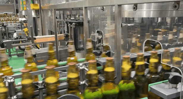  20일 하이트진로 강원 홍천 맥주 공장 내 제품 생산 파트. 갓 생산된 켈리 맥주병이 상표기로 1병씩 들어간 뒤 상표가 부착돼 완제품으로 만들어지고 있다./영상=유예림 기자