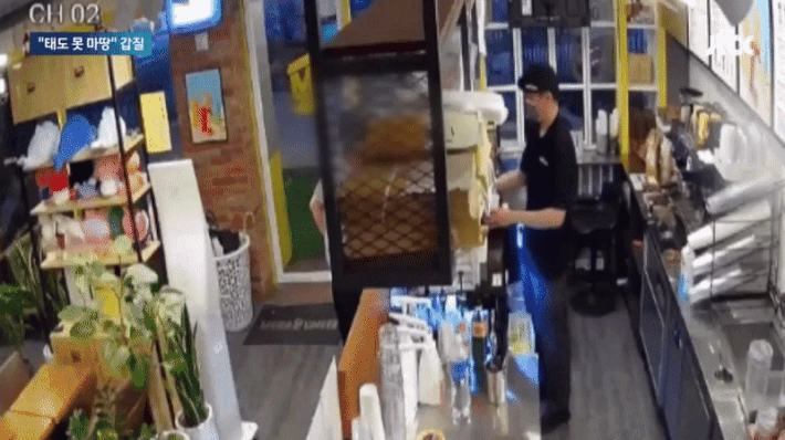 매장 CCTV에 담긴 점주 얼굴에 스무디 던진 손님의 모습. /영상= JTBC 보도화면 갈무리