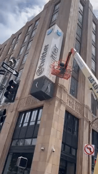 24일(현지시간) 미국 샌프란시스코 트위터 본사 건물에 있는 '파랑새' 간판이 철거되고 있다. /영상=트위터