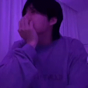 그룹 방탄소년단(BTS) 정국이 27일 새벽 라이브 방송 중 팬덤 아미(ARMY)가 제작한 '러브 레터스'(Love Letters)를 듣고 눈물을 보였다./영상=위버스