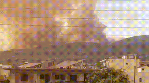 26일(현지시간 그리스 테살리아 지역 항구도시 볼로스에 위치한 공군 무기고에서 강력한 폭발음과 함께 불이 붙었다/영상=뉴시스