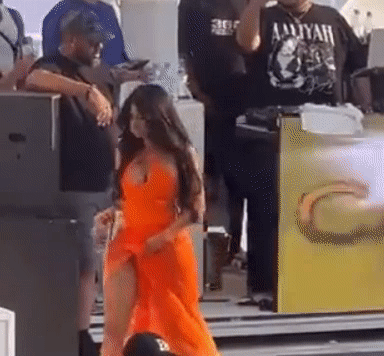 지난달 30일 온라인 커뮤니티를 통해 확산된 미국 가수 카디비(Cardi B)가 관객에게 마이크를 던지는 모습 /영상=온라인 커뮤니티