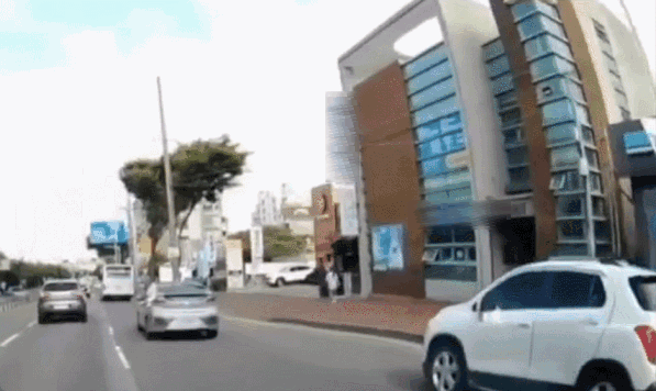 1일 온라인 커뮤니티 보배드림 공식 인스타그램 계정에 공개된 우회전 새치기를 하기 위해 인도를 침범해 달리는 차량의 모습 /영상=인스타그램 @bobaedream