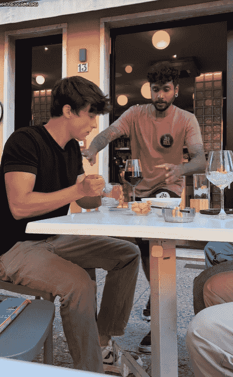 와인에 얼음을 넣자 잔을 뺏어가는 직원./영상=틱톡  갈무리