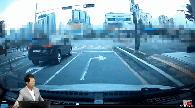 지난 6일 유튜브 채널 한문철TV에 올라온 영상. 영상에 따르면 지난달 25일 제보자 A씨의 아내 B씨는 오후 4시쯤 대전 유성구의 한 도로 2차선에서 주행하다가 보행자 신호가 켜져 있음에도 정지나 일시 정지 없이 그대로 우회전했다. 이 과정에서 뒤늦게 건널목에 뛰어든 보행자가 달려왔고, 보행자는 B씨의 차를 보자 걸음을 멈췄다. 이후 보행자는 B씨 때문에 다쳐서 한의원에 가야 하니 대인 접수를 해달라고 담당 조사관에게 요청했다. /영상=유튜브 채널 '한문철TV'