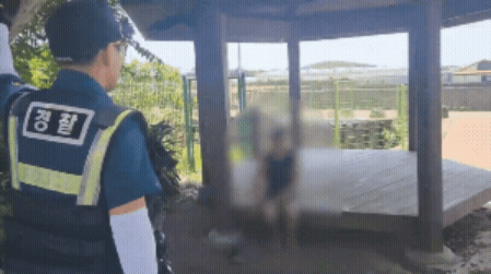 제주 서귀포시에서 흉기를 들고 마트와 인도 등지를 배회한 50대 남성이 검거됐다. /영=뉴시스(서귀포경찰서 제공