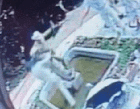 이탈리아를 여행하던 독일 관광객이 소셜미디어(SNS)에 올릴 '인증샷'을 찍으려다 150년 된 조각상을 박살내는 모습. /영상=트위터