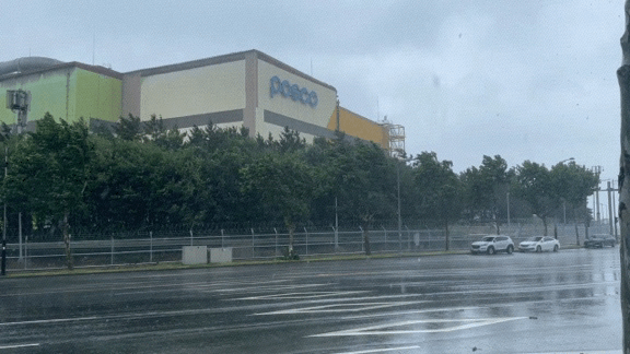 10일 오전 제6호 태풍 카눈의 직접영향권에 든 포항제철소 앞 도로 모습 /사진=김도현 기자