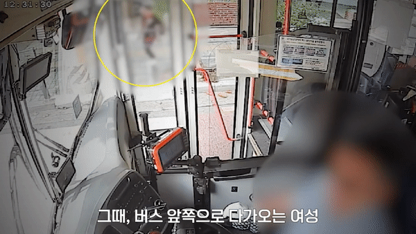 지난 7월 31일 서울 용산구 도로에서 버스를 가로막고 난동을 부리는 여성의 모습 /영상=서울경찰청 유튜브