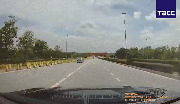 17일 말레이시아 중부 셀랑고르주 외곽 지역에서 발생한 소형 여객기 추락 사고. /영상=현지 매체 트위터 영상 갈무리