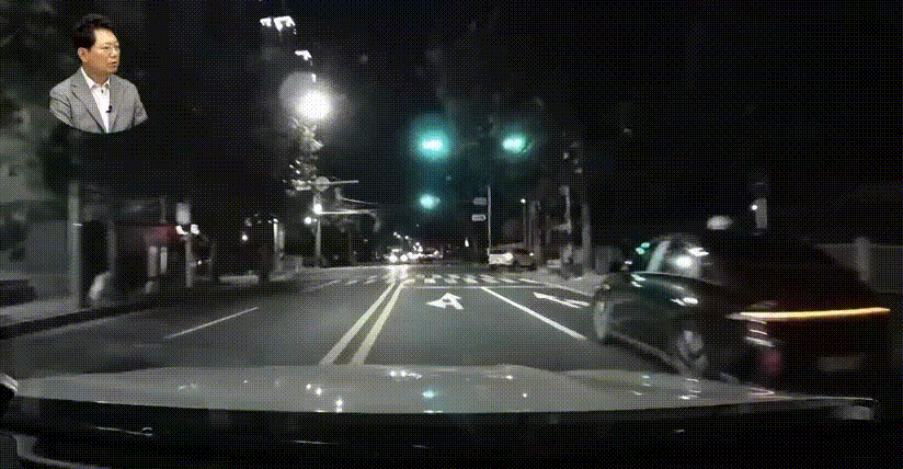 늦은 밤 여학생 두 명이 탄 전동킥보드가 교차로에 갑자기 진입해 사고가 날 뻔한 영상이 공개돼 공분을 사고 있다. /영상=한문철 TV