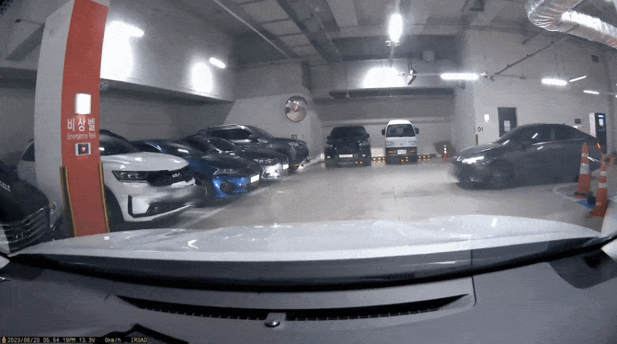 번호판을 인식시켜 무료 회차 차량으로 등록하기 위해 주차장 입구에서 후진하는 것으로 추정되는 차량 모습 /영상=온라인 커뮤니티