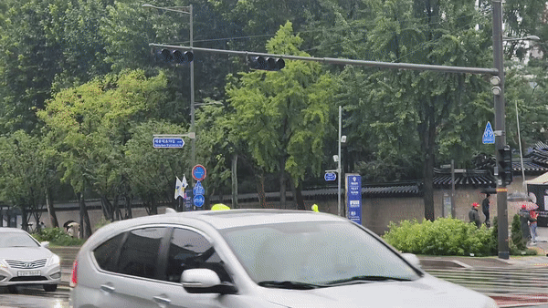 23일 오후 2시 서울 중구 세종대로 인근에서 교통 경찰이 차량들을 오른쪽 갓길로 안내하고 있다. 이날 오후 2시부터 20분간 민방위 훈련이 전국에서 일제히 실시됐다. 학교와 공공기관을 제외한 공간에서 일반 시민 대피와 차량 통제 훈련이 이뤄지는 것은 2017년 8월 이후 6년만이다./영상=최지은 기자