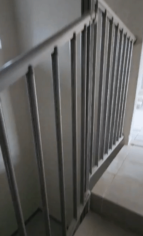 다음달 입주를 앞둔 신축 아파트 비상계단 난간이 심하게 흔들리고 있다. /영상=온라인 커뮤니티