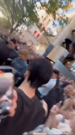 그룹 방탄소년단(BTS) 멤버 뷔가 일본 도쿄 셀린느 오모테산도점을 방문한 후 이동을 위해 차량에 탑승하려는 순간 일본의 한 극성팬에게 머리채를 잡혔다. /영상=X(구 트위터)