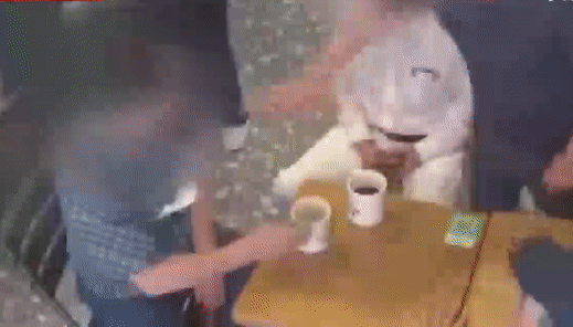 지난달 17일 경남 김해의 한 카페에서 일회용컵을 몰래 쓰다 제지당하자 남성이 난동을 피우고 있다. /영상=JTBC '사건반장'