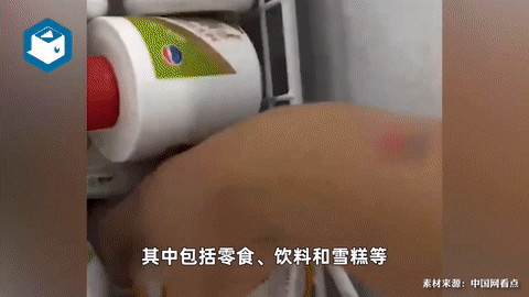 지난달 29일 중국 산둥성 칭다오시 한 아이스크림 가게 주인이 일본으로부터 수입한 간식과 음료, 아이스크림을 바닥에 내팽개치는 모습 /영상=SNS(소셜네트워크서비스)