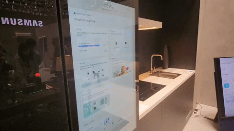 2일 독일 베를린의 '메세 베를린'에서 열리는 가전 전시회 'IFA 2023'에 마련된 삼성전자 전시관에서 냉장고 도어의 스마트싱스를 활용하는 모습. / 영상 = 오진영 기자