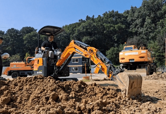 디벨론(DEVELON) 1호 전기굴착기(DX20ZE)를 작동하는 모습 /사진=김도현 기자