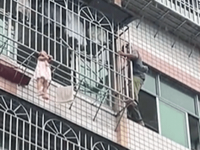 지난달 25일 중국 충칭의 한 아파트 건물 5층에서 4~5세쯤으로 보이는 아이가 안전봉에 턱을 걸치고 약 10분간 매달려 있었다. /영상=데일리메일