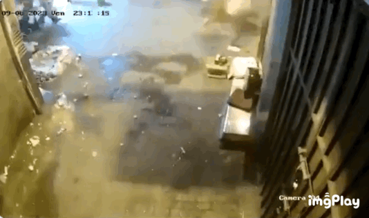 8일(현지시간) 모로코 마라케시에서 지진에 놀란 사람들이 황급히 이동하는 가운데 한 건물 위에서 흙과 돌이 쏟아지고 있다./사진=X(구 트위터)