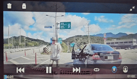 주차브레이크를 채우지 않아 차가 뒤로 밀리며 추돌 사고가 발생했다. /영상=온라인 커뮤니티