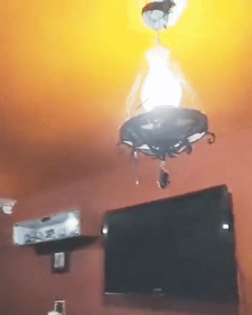 지난해 9월22일 오전 1시16분쯤 멕시코 서부 미초아칸주에서 발생한 규모 6.8 여진에 전등이 흔들리고 있다. /영상=X 갈무리