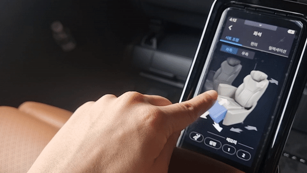 토요타의 프리미엄 미니밴 알파드(ALPHARD)의 전동 파워 슬라이드 기능. /가평(경기)=강주헌 기자