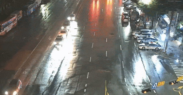 지난 8월10일 밤 10시쯤 경기도 성남시의 왕복 12차로 도로에서 발생한 사고 당시 장면. /영상= 한문철 TV