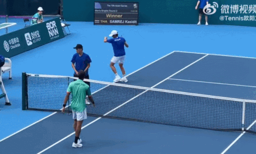 권순우가 25일 항저우 아시안게임 테니스 남자 단식 2회전에서 패한 뒤 라켓을 박살내고 있다. /사진=웨이보