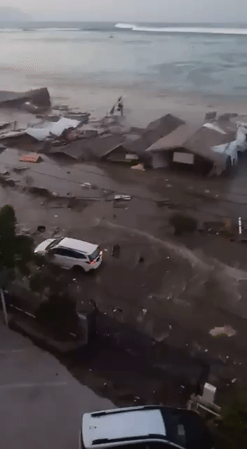 2018년 9월28일 인도네시아 술라웨시섬 북부에서 7.5 규모의 강진이 발생한 뒤 쓰나미가 덮쳤다. 영상은 당시 현장을 담은 모습. /영상=X(구 트위터)