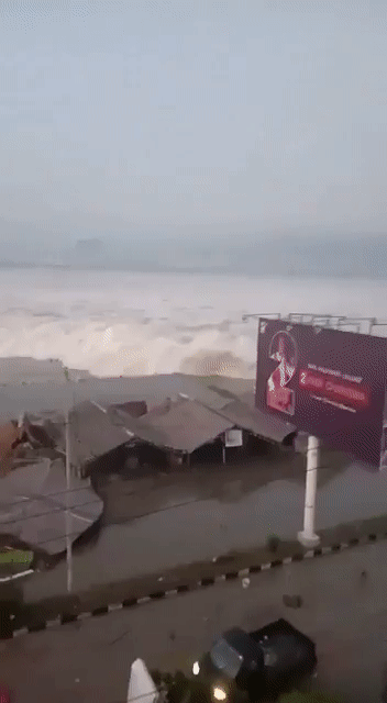 2018년 9월28일 인도네시아 술라웨시섬 북부에서 7.5 규모의 강진이 발생한 뒤 쓰나미가 덮쳤다. 영상은 당시 현장을 담은 모습. /영상=X(구 트위터)