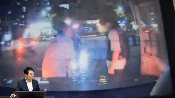 오토바이 주인이 짐칸을 닫고 몇 초 뒤 오토바이가 넘어지는 모습. /영상=유튜브 채널 '한문철 TV'