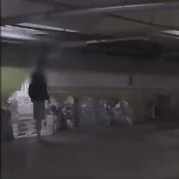 건물 주차장 재활용품 수거장에 쌓아둔 스티로폼을 발로 찍어누르며 분풀이를 한 남성의 모습이 공개됐다. /영상=보배드림