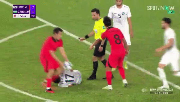 지난 4일 중국 항저우의 황룽 스포츠센터 스타디움에서 열린 대한민국과 우즈베키스탄의 2022 항저우 아시안게임 축구 4강전에서 송민규(전북)를 심팔 몰래 때리는 우즈베키스탄 선수 /영상=스포티비