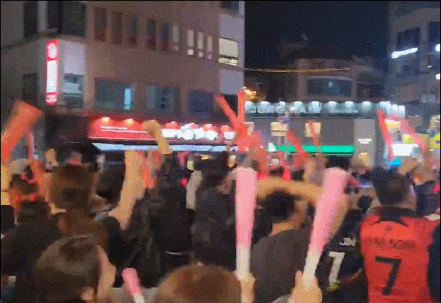 7일 서울 마포구 홍대 레드로드 일대 모습. 후반전 11분에 조영욱 선수가 역전골을 넣자 시민들이 환호하고 있다. /영상=정진솔 기자