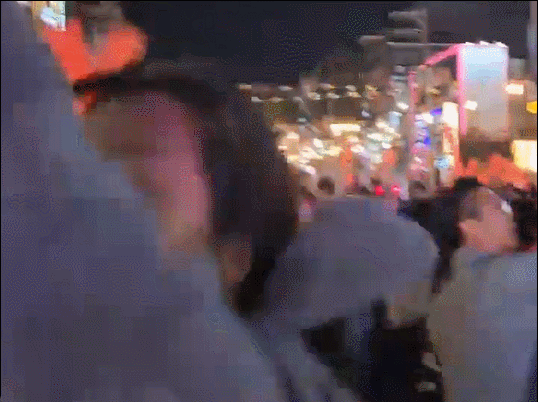 7일 오후 11시쯤 2022 항저우 아시안게임 남자축구 결승전에서 금메달이 확정되자 시민들은 환호했다. /영상=정진솔 기자