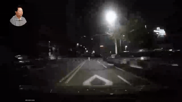 어린 여학생이 탄 전동 킥보드를 피하려던 트럭 운전자가 차량 전복 사고를 당했다. /영상=유튜브 채널 '한문철 TV'