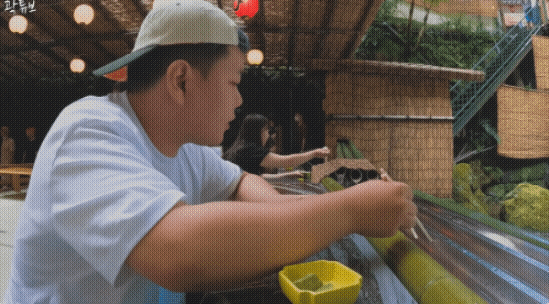 여행 유튜버 '곽튜브'가 지난해 9월 교토의 한 음식점에서 대나무 수로에 물과 함께 흘려보낸 소면을 건져 간장 육수에 찍어먹는 요리인 나가시소멘을 먹고 있다. 최근 일본 이시카와현 쓰바타초의 유명 나가시소멘 음식점에서 지난 8월 한 달간 892명의 식중독 환자가 발생했다. /영상=유튜브 채널 '곽튜브'