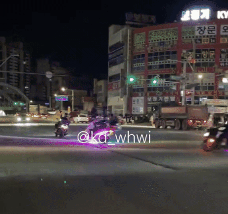 지난 9일 밤12시쯤 천안 일봉산사거리에 출몰한 수십 명의 폭주족 /영상=틱톡