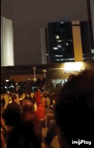 17일(현지시간) 터키 이스탄불에서 시위대가 이스라엘 영사관 진입을 시도하고 있다./사진=엑스