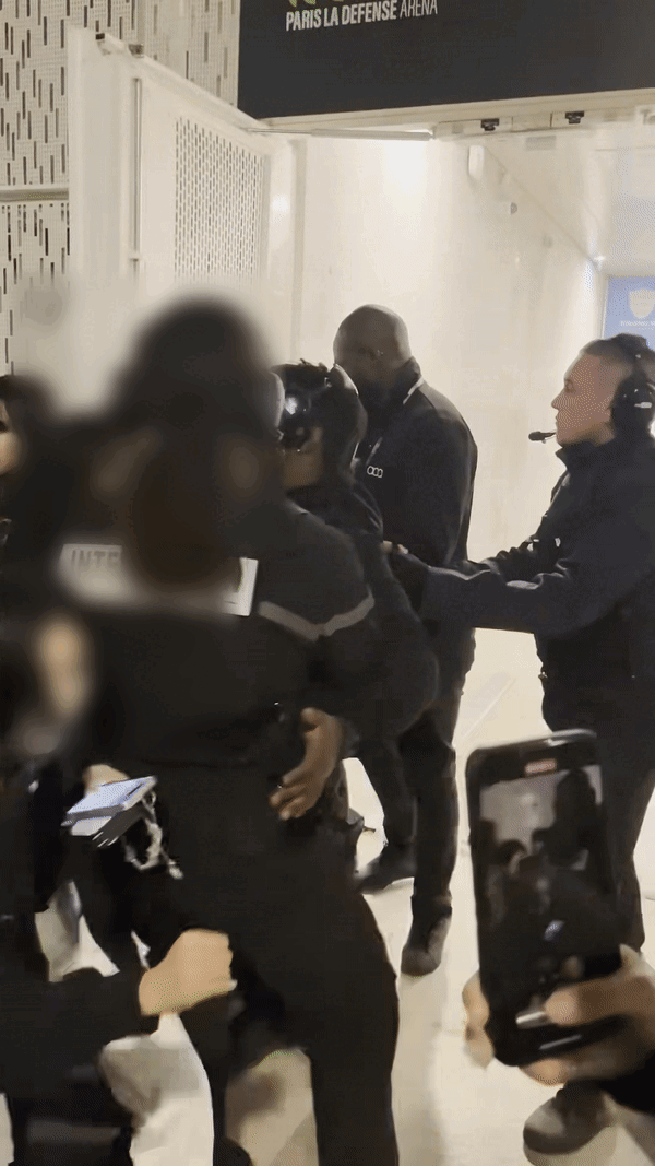 지난 15일 오후 (현지시각) 프랑스 파리 K팝 공연에서 보안요원들이 촬영 장비를 반입한 팬을 과잉 진압했다는 논란이 제기됐다. 30대 여성 A씨와 일행들이 현지 보안요원들에 의해 공연장 밖으로 끌려나오는 모습. /사진=A씨 제공 