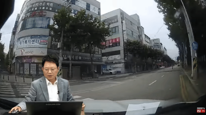 여학생으로 추정되는 이들이 전동킥보드 하나에 올라타고 도로를 역주행하고 있다. /사진=유튜브 채널 한문철 TV 갈무리 