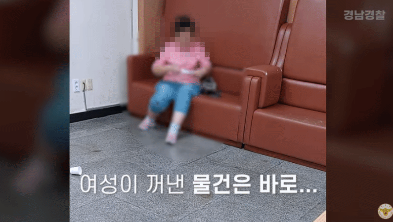 파출소에서 흉기 난동을 피우는 70대 여성 /영상=유튜브 채널 '경찰청'