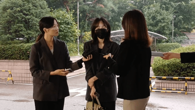 마약류 관리에 관한 법률 위반(향정) 혐의를 받고 있는 가수 남태현, 방송인 서민재가 19일 오전 서울 마포구 서부지방법원에서 진행된 첫 공판 기일에 출석했다. /영상=이지현 기자